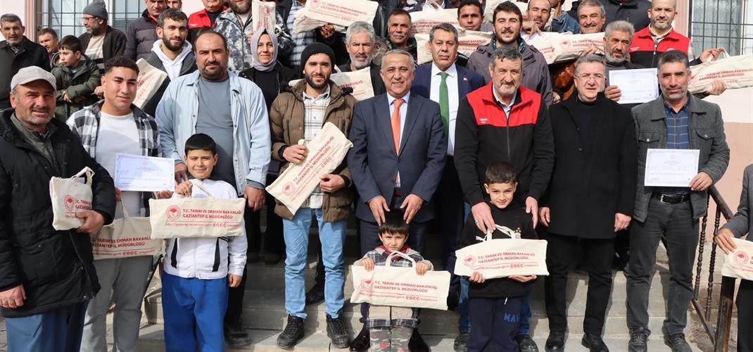 Nizip ilçesine Bağlı Yeniyazı Mahallesinde Çiftçilerimize Budama Eğitimi Düzenlendi